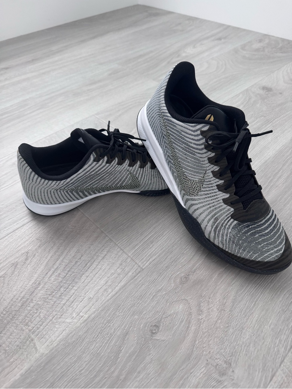 Nike Men’s Black & White Knit Athletic Sneakers